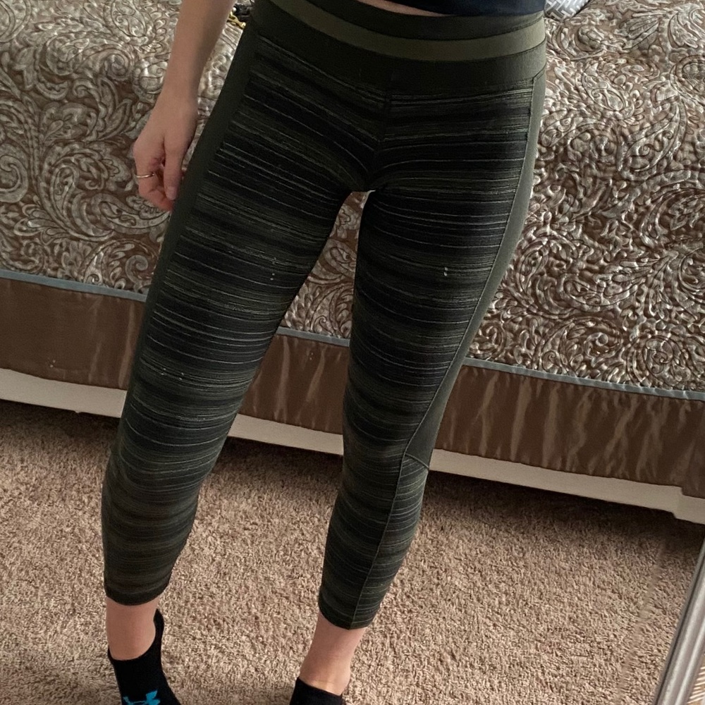 Size 4 lululemon cropped leggings! - Picture 3 of 8